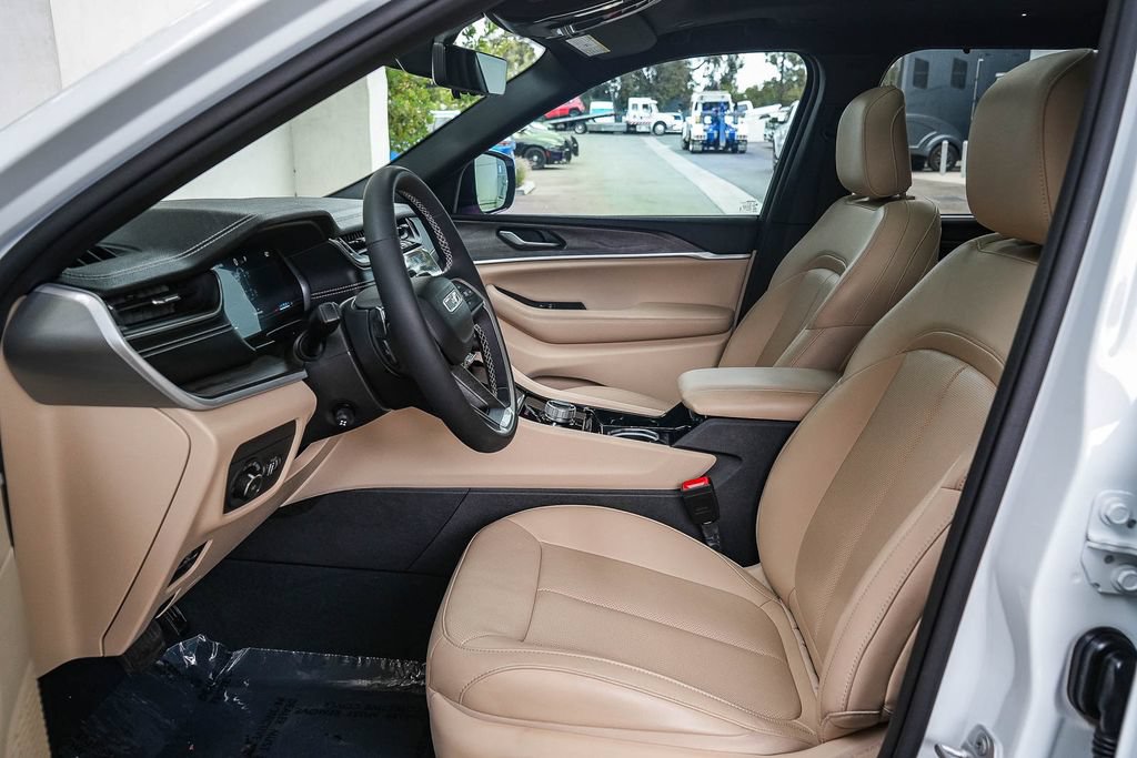 Used 2023 Jeep Grand Cherokee L Limited w/ Luxury Tech Group II AWD/4WD image 18