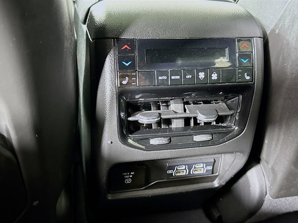 Used 2023 Jeep Grand Cherokee Overland w/ Luxury Tech Group IV AWD/4WD image 31