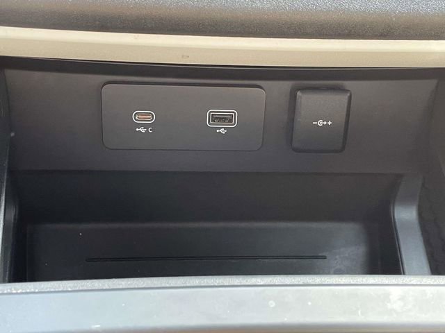 Used 2023 Land Rover Defender 130 X-Dynamic SE image 26