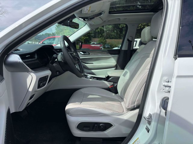Used 2022 Jeep Grand Cherokee Overland w/ MOPAR Finishing Package AWD/4WD image 6