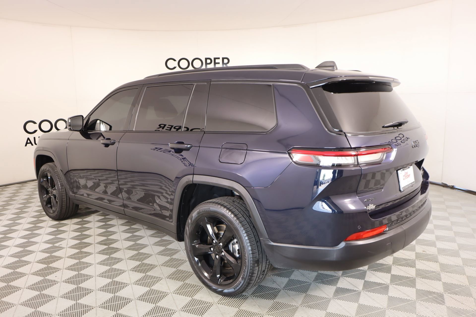 Used 2024 Jeep Grand Cherokee L Limited w/ Black Appearance Package image 25