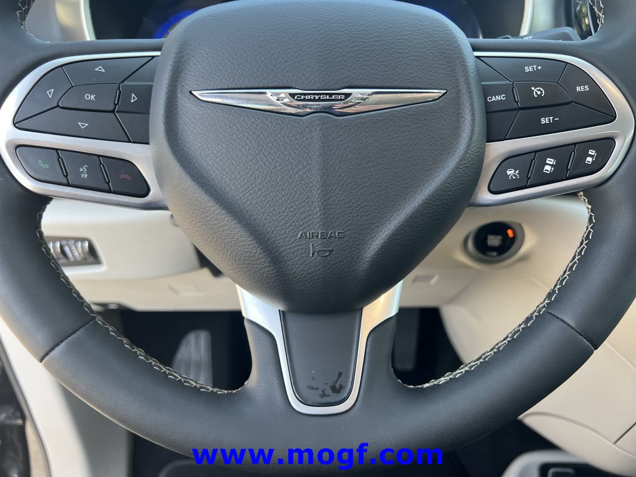 Used 2024 Chrysler Pacifica Touring-L FWD image 14