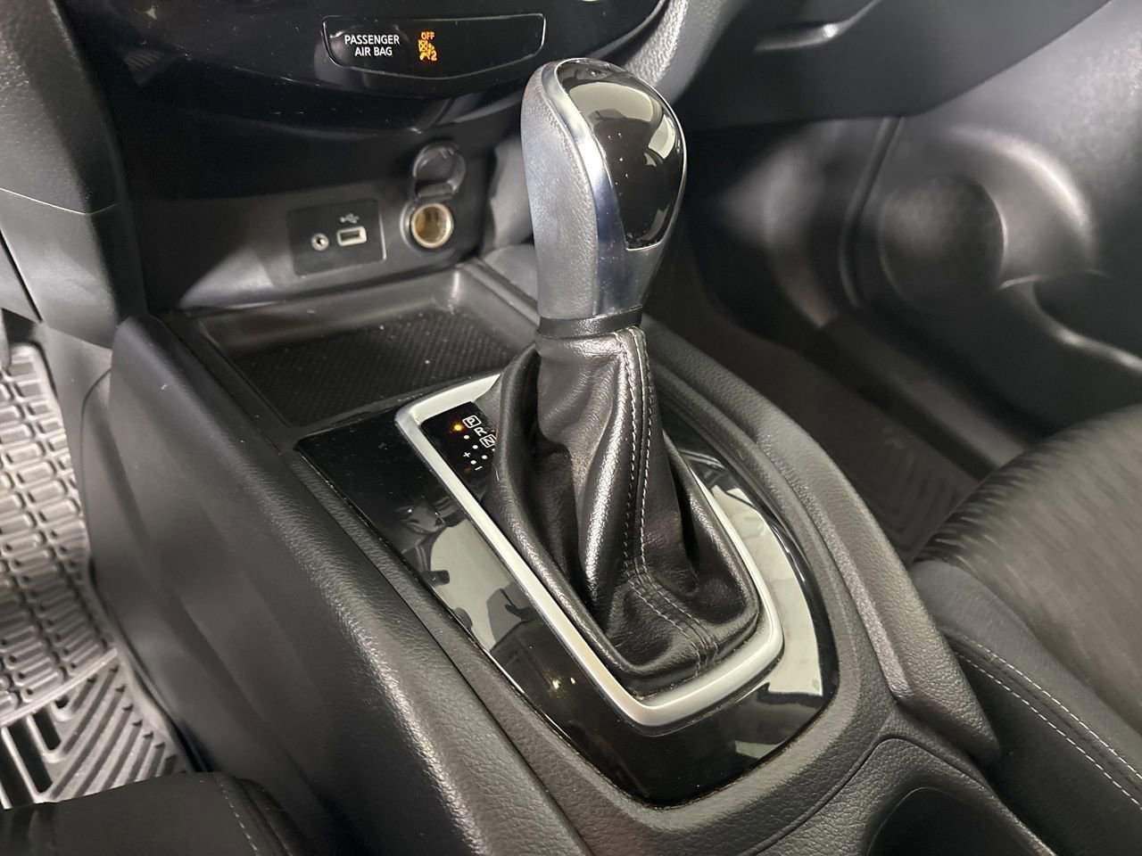 Used 2018 Nissan Rogue SV w/ Premium Package image 19