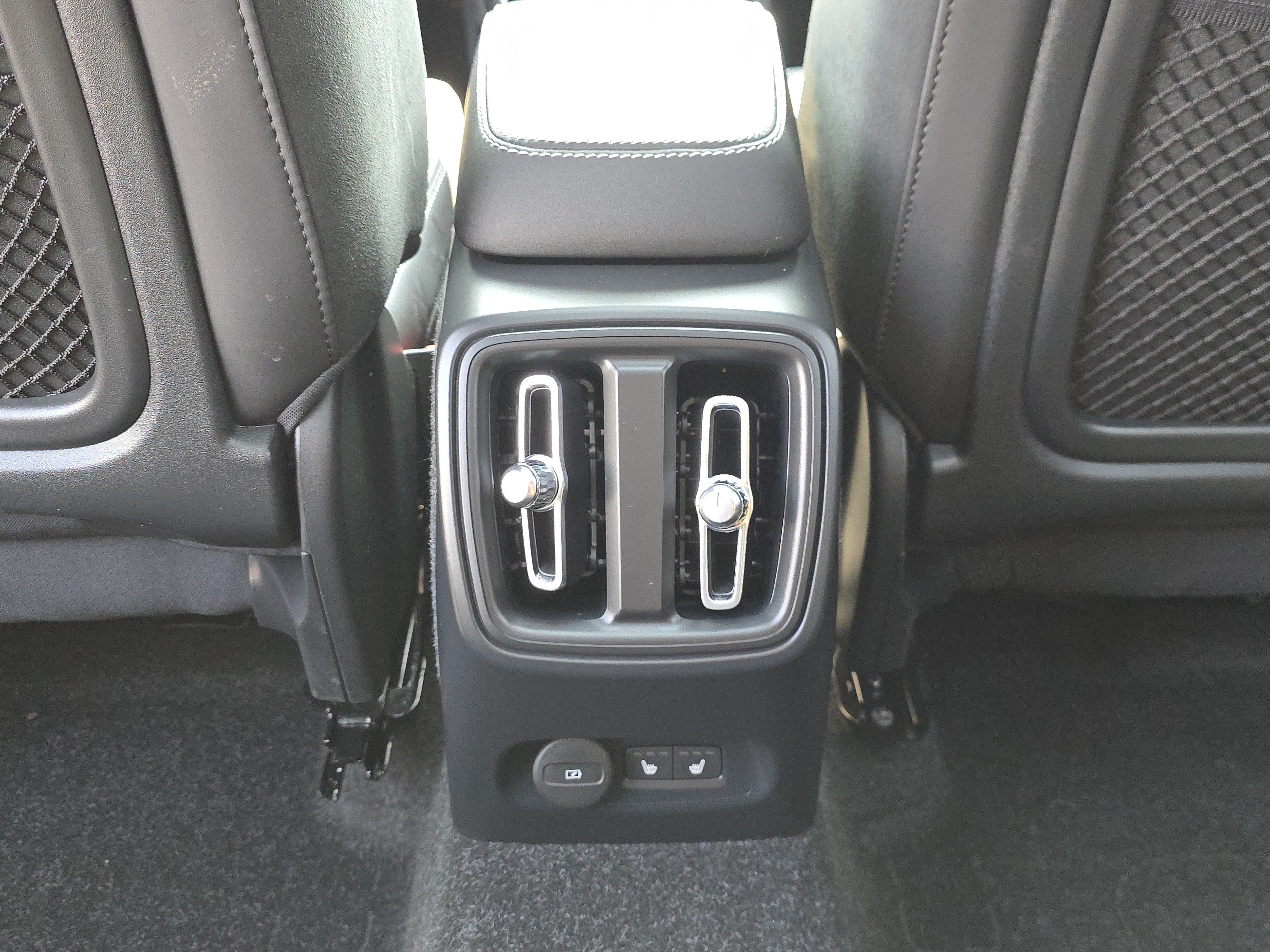 Used 2024 Volvo XC40 Recharge Plus w/ Protection Package Premier AWD/4WD image 20
