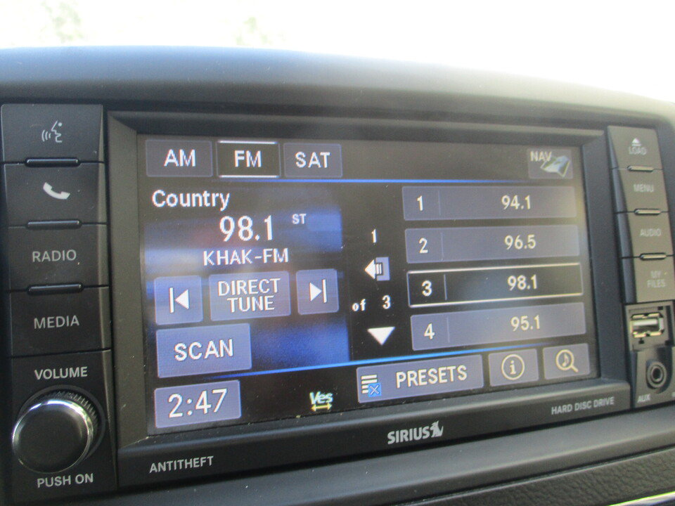 Used 2015 Chrysler Town & Country Touring FWD image 28