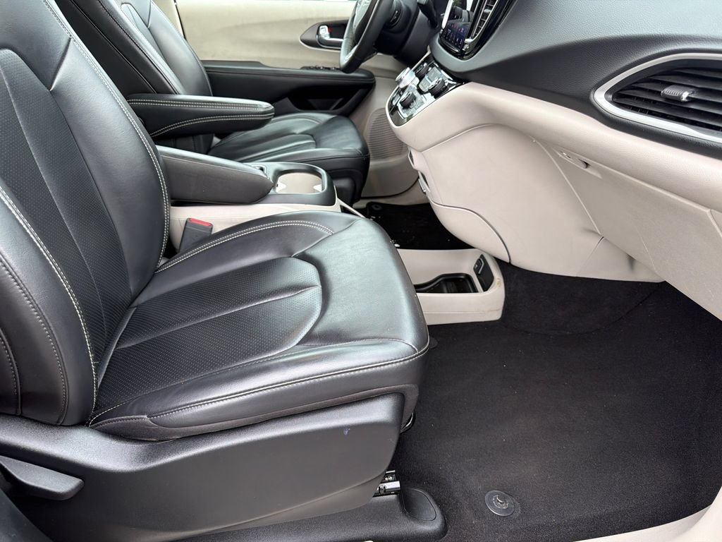 Used 2023 Chrysler Pacifica Touring-L FWD image 11