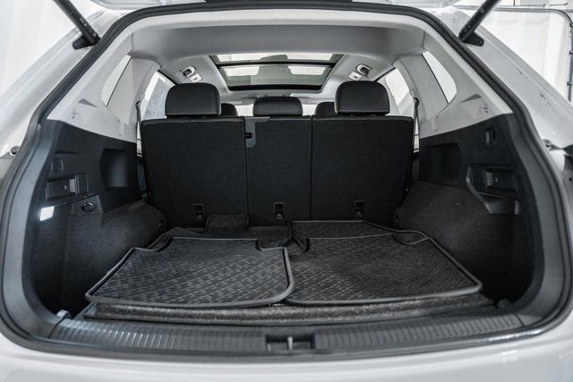 Used 2022 Volkswagen Tiguan SE w/ Panoramic Sunroof Package image 9