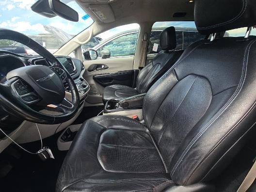 Used 2021 Chrysler Pacifica Touring-L FWD image 7