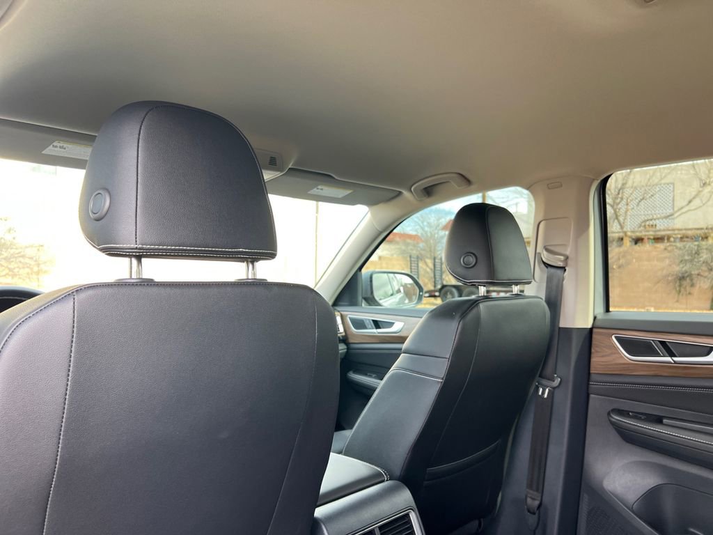 Used 2025 Volkswagen Atlas SE image 19