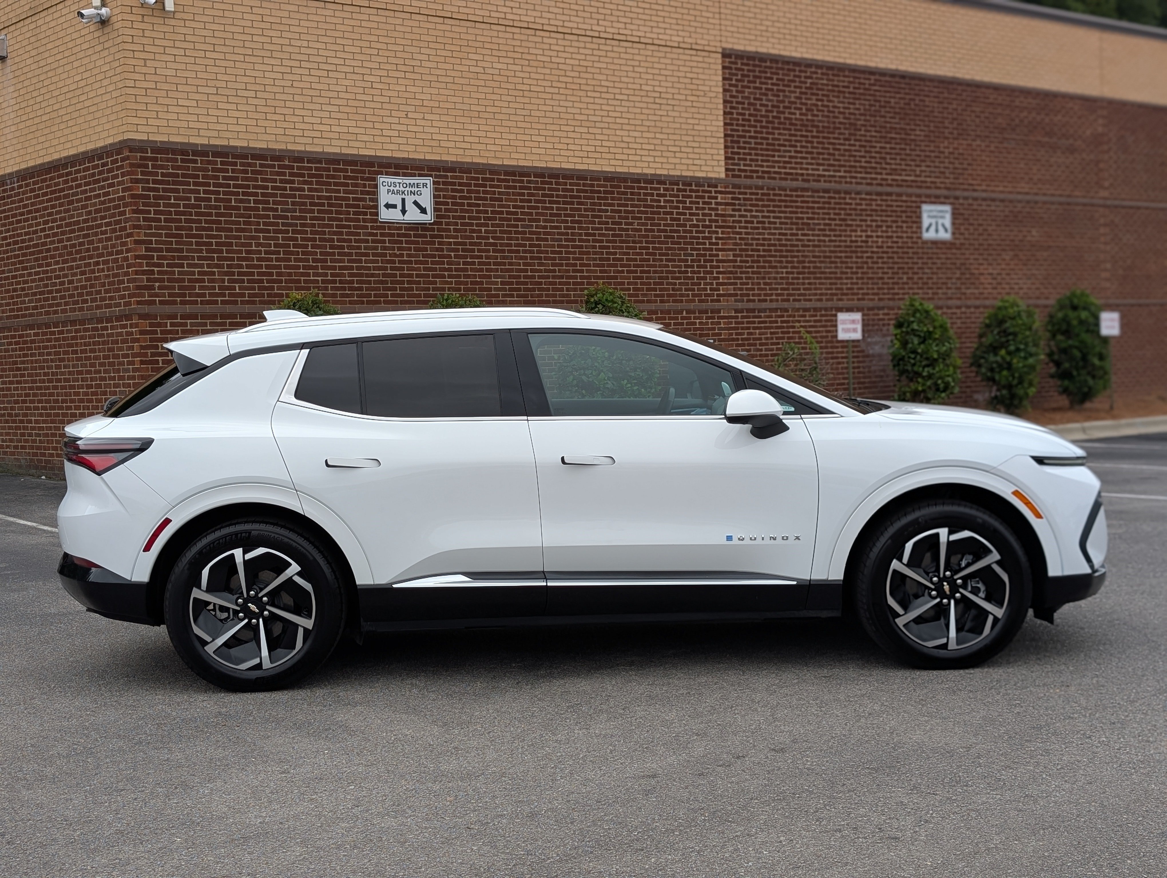 Used 2024 Chevrolet Equinox EV LT FWD image 10