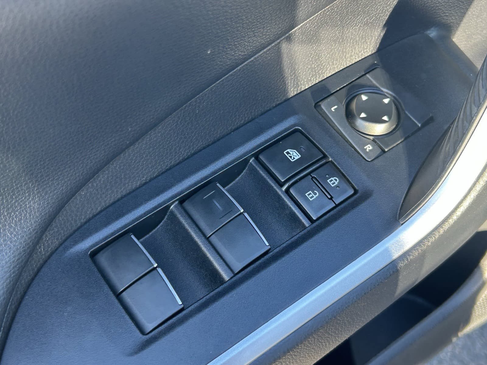 Used 2021 Toyota RAV4 XSE w/ XSE Grade Weather Package AWD/4WD image 25