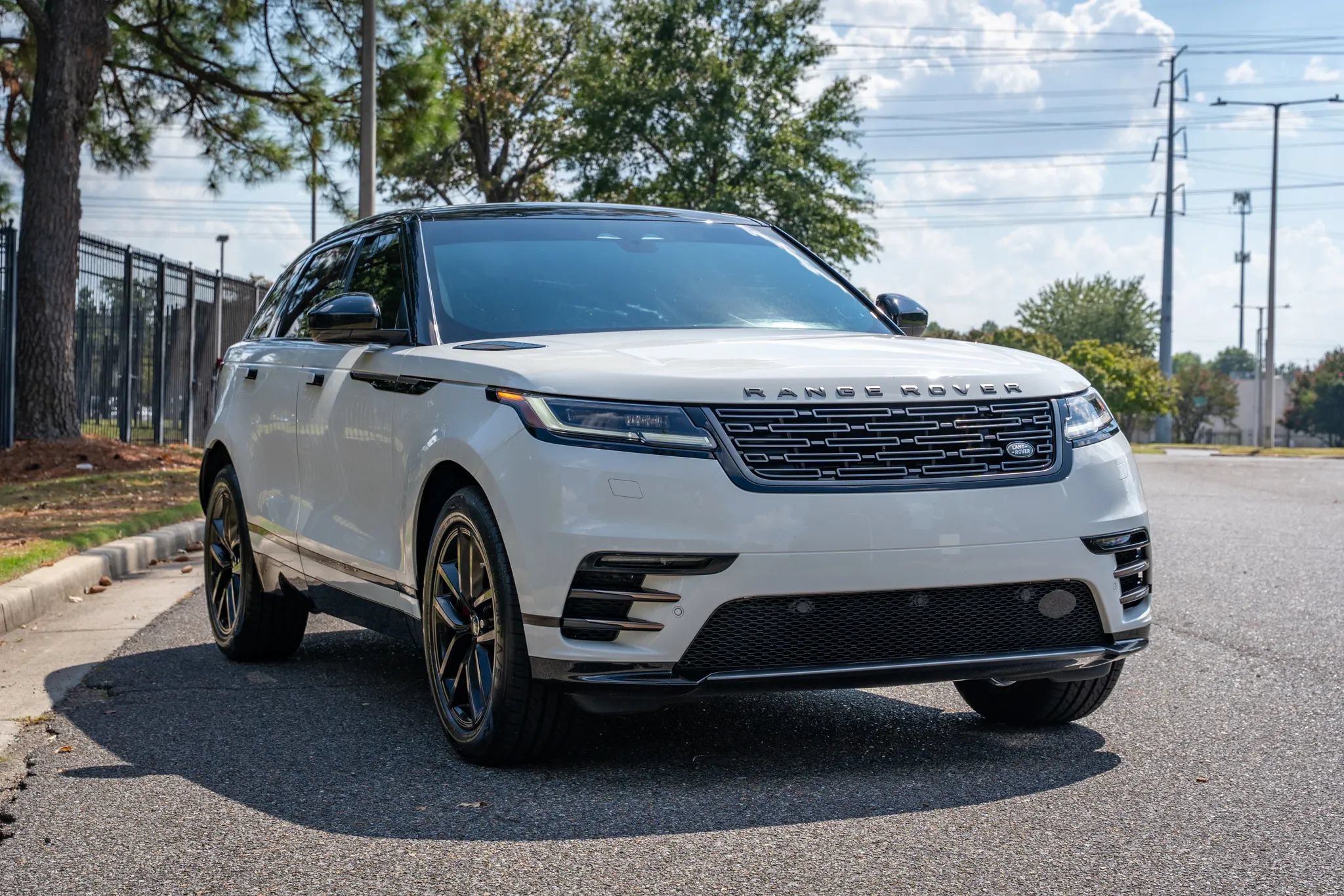 Used 2024 Land Rover Range Rover Velar Dynamic SE AWD/4WD image 3