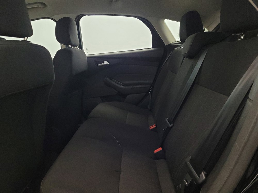 Used 2018 Ford Focus SE w/ Cold Weather Package FWD image 18