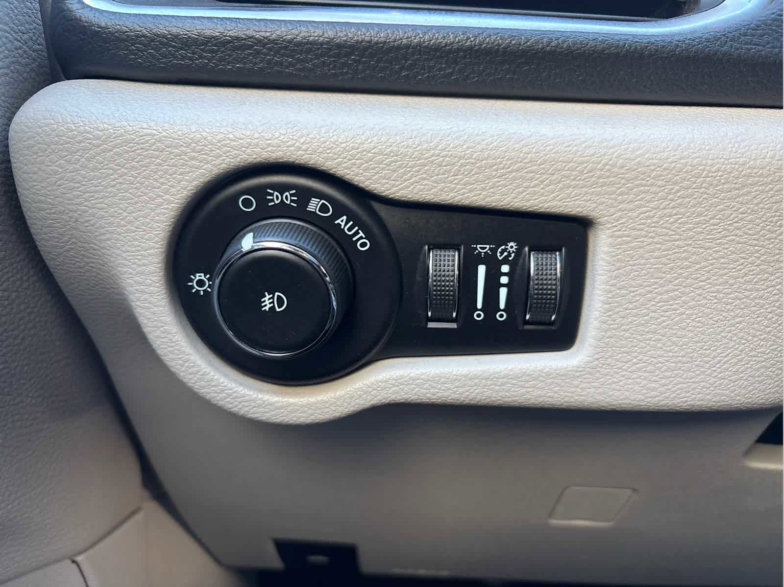Used 2022 Chrysler Pacifica Limited FWD image 30