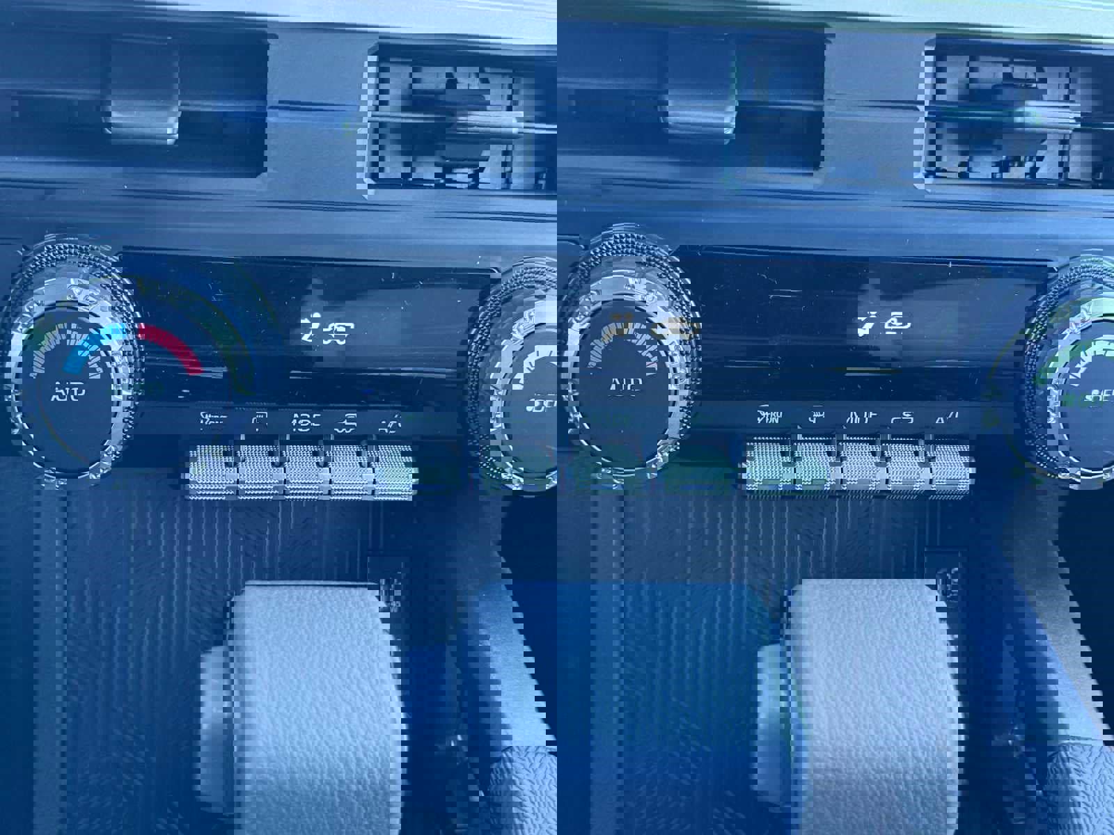 New 2025 Toyota Tacoma TRD Off-Road image 17