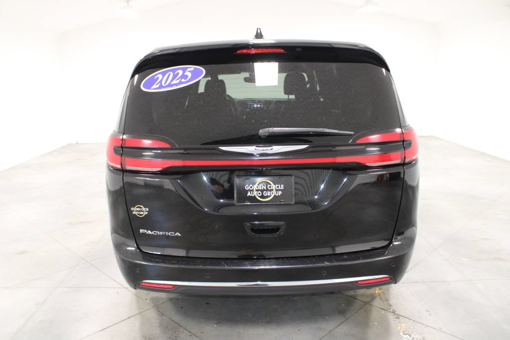 Used 2025 Chrysler Pacifica Select FWD image 8