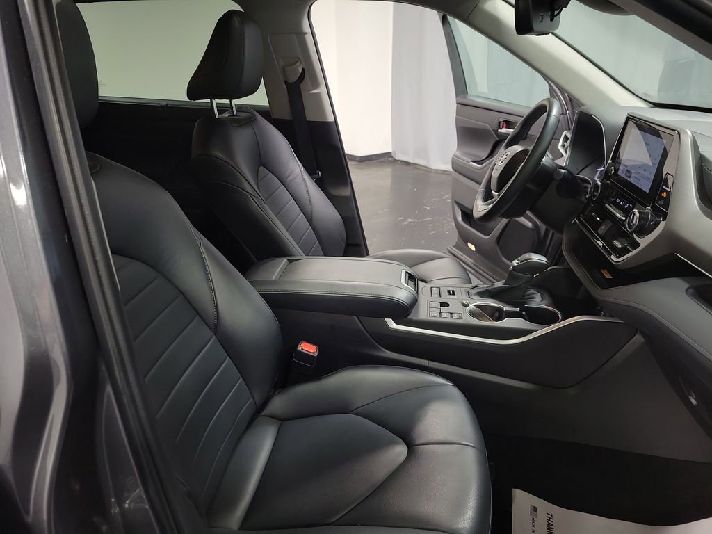 Used 2024 Toyota Highlander XLE image 24