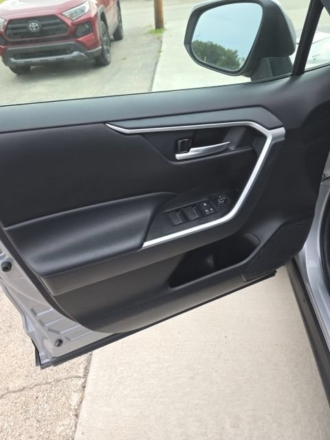 Used 2025 Toyota RAV4 XLE AWD/4WD image 9