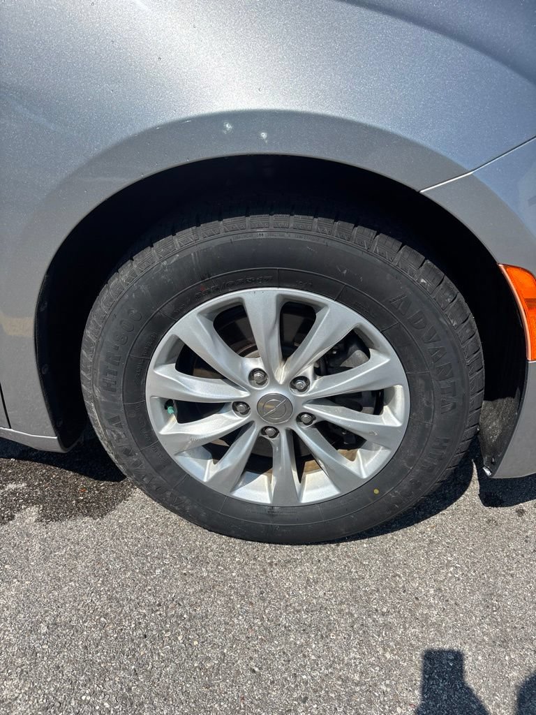 Used 2017 Chrysler Pacifica Touring-L FWD image 9