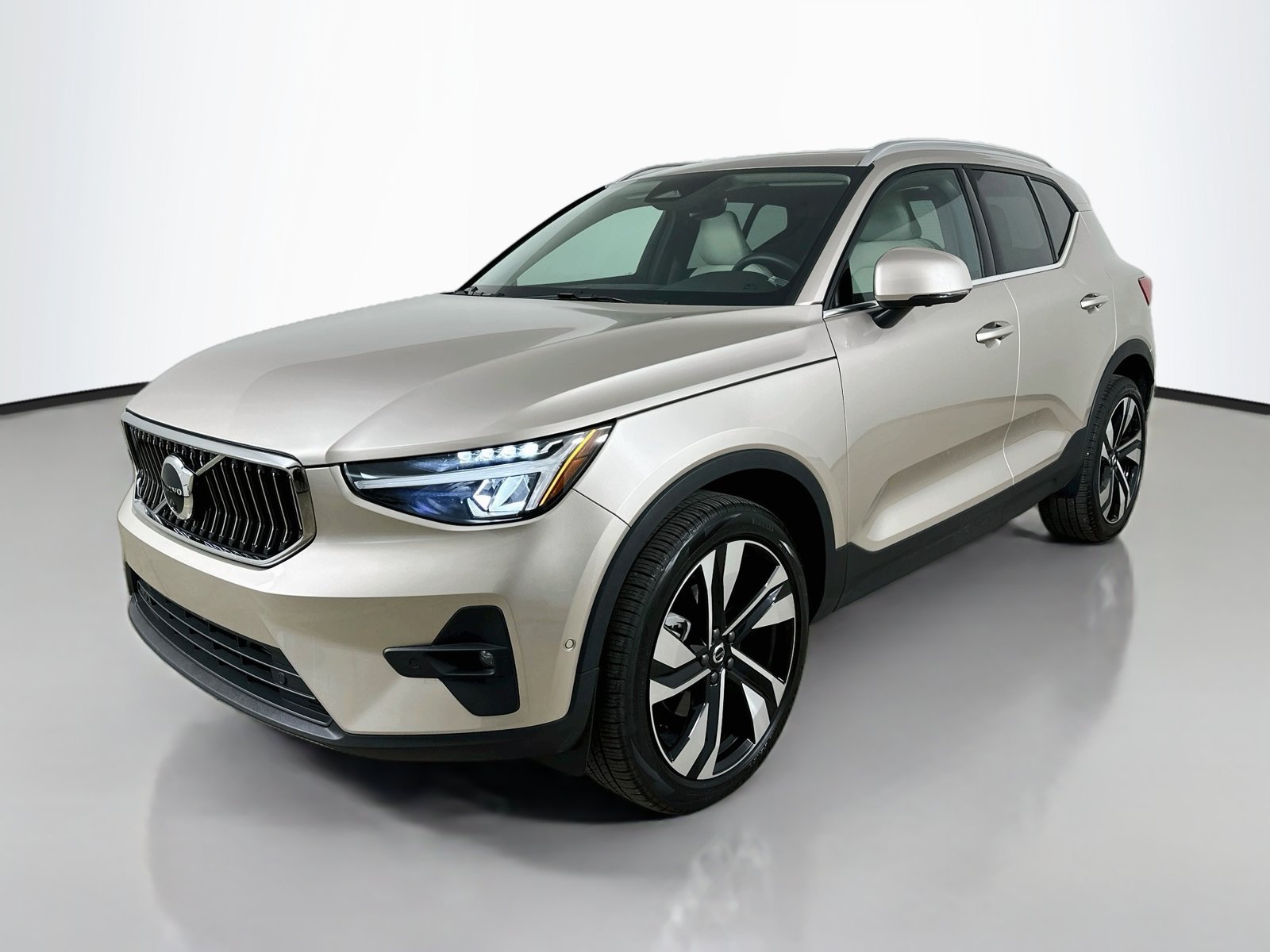 Used 2024 Volvo XC40 B5 Plus w/ Climate Package