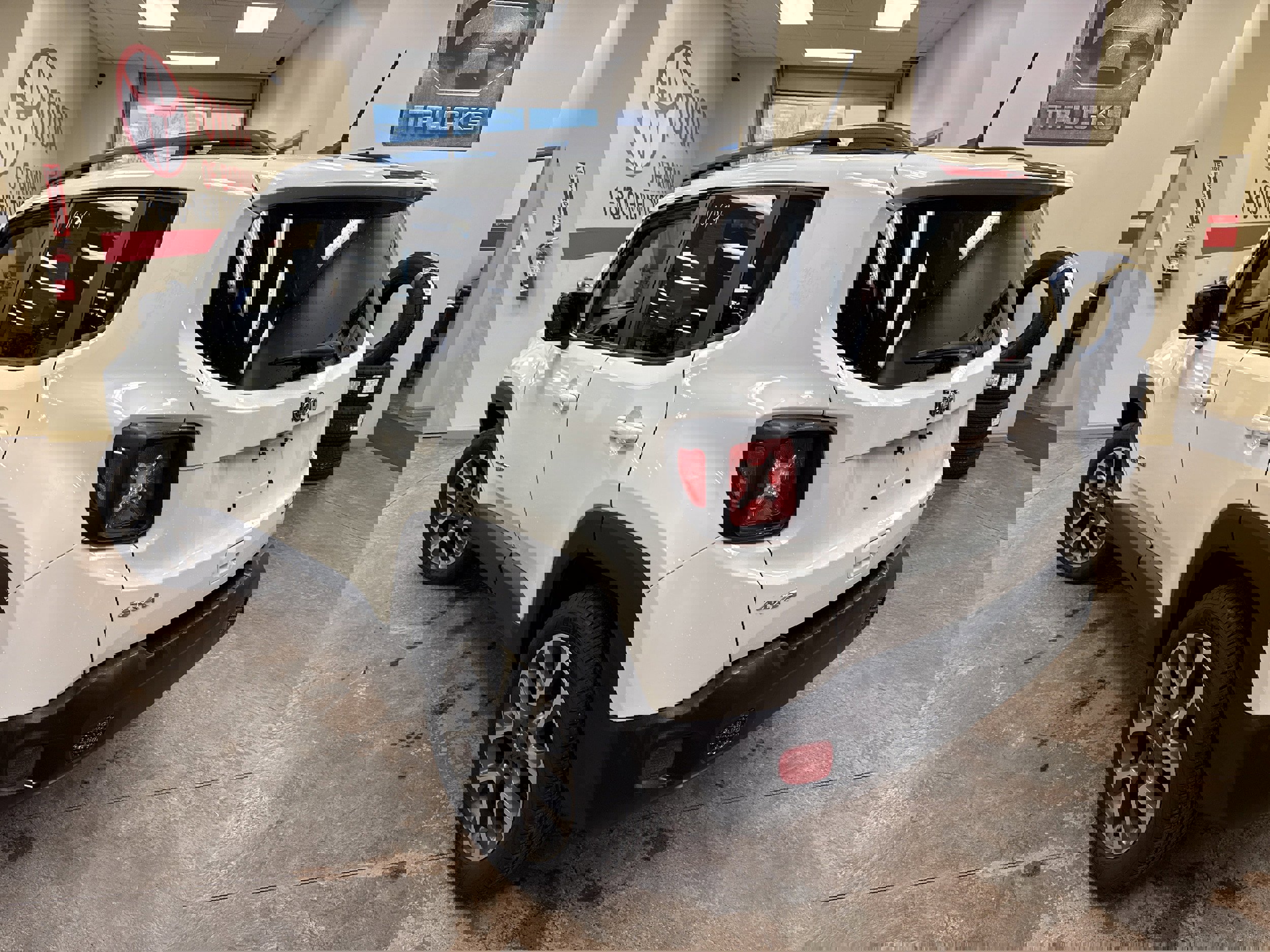 Used 2022 Jeep Renegade Limited w/ Sun, Sound & Wheels Group image 8