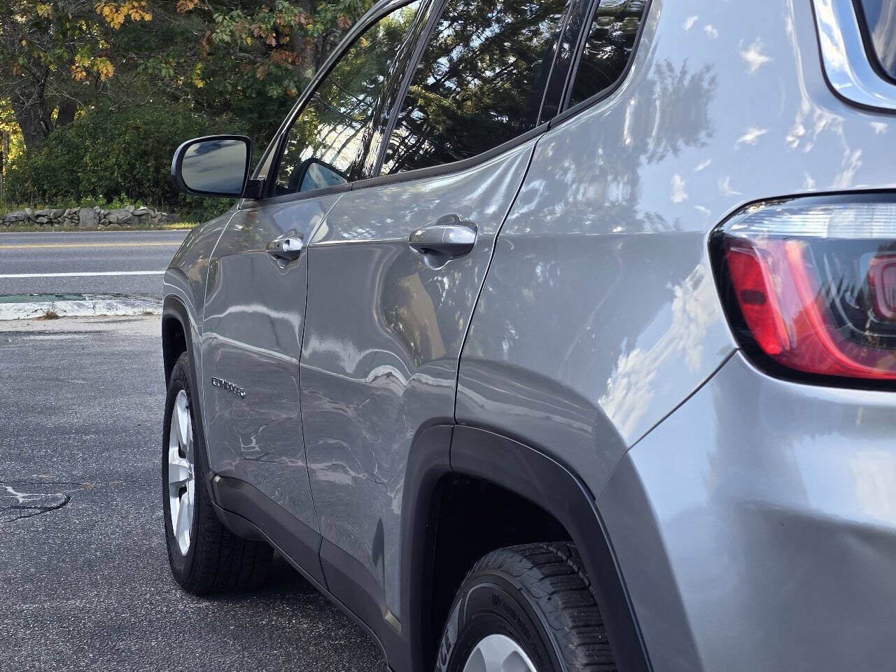 Used 2018 Jeep Compass Latitude w/ Cold Weather Group AWD/4WD image 17