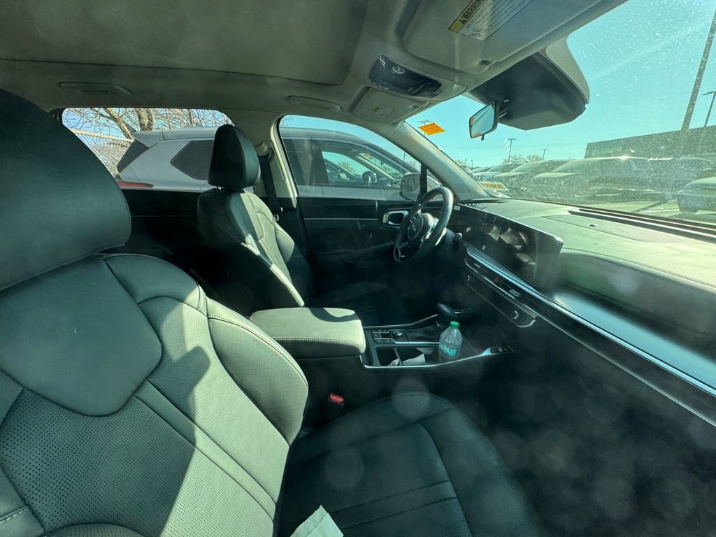 Certified 2025 Kia Sorento S w/ Panoramic Sunroof Package image 3