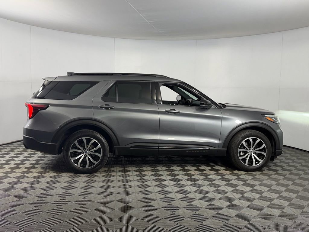Used 2025 Ford Explorer ST-Line AWD/4WD image 3