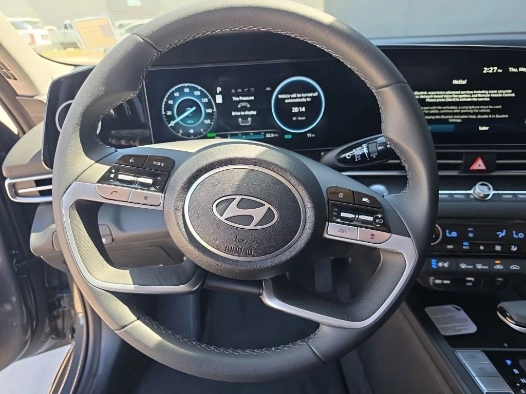 Used 2025 Hyundai Elantra Limited FWD image 11