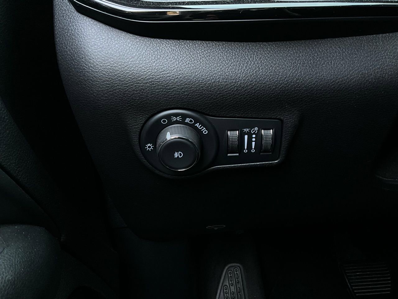 Used 2025 Jeep Compass Trailhawk image 21