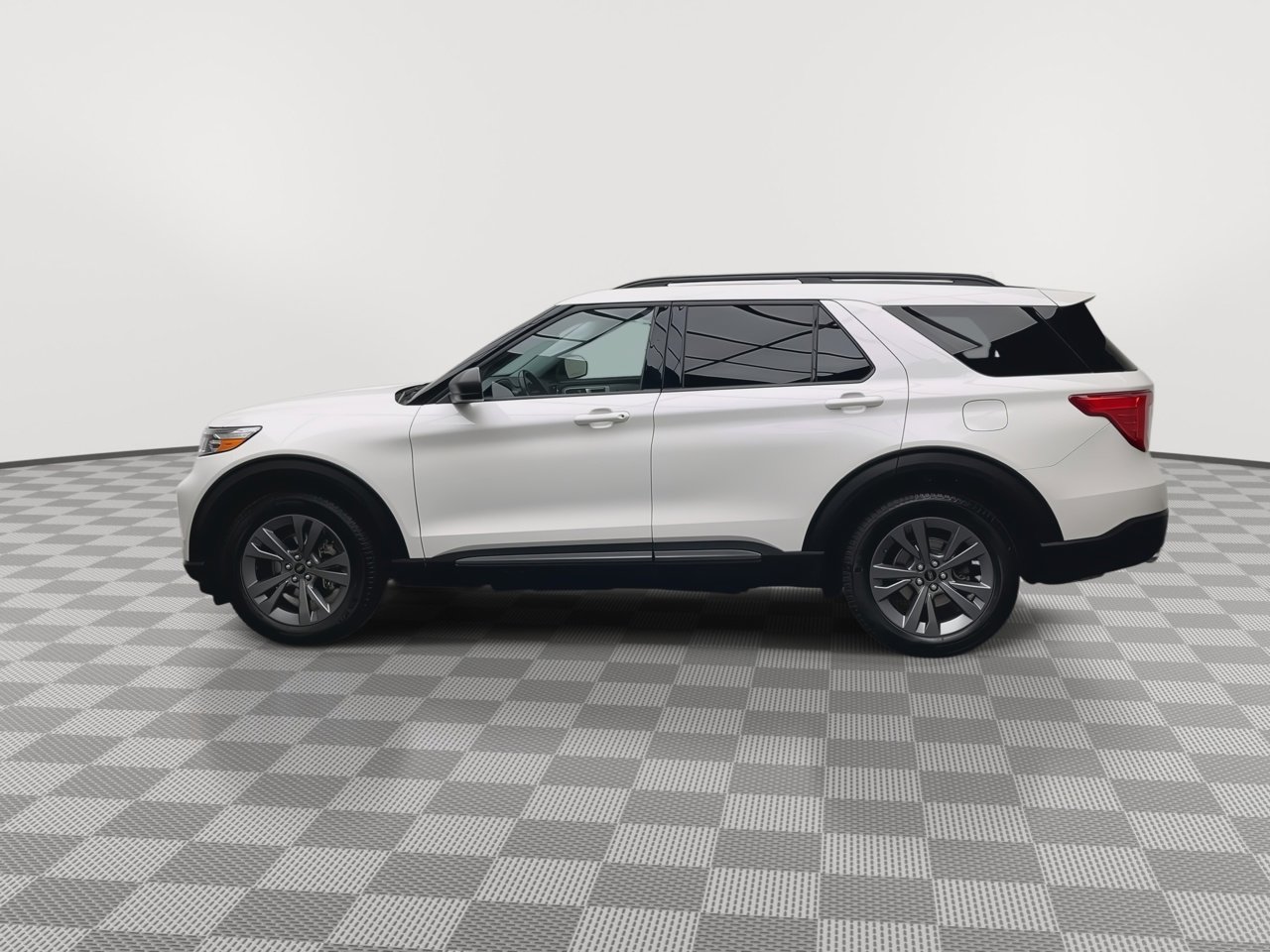 Certified 2021 Ford Explorer XLT w/ Equipment Group 202A AWD/4WD image 40