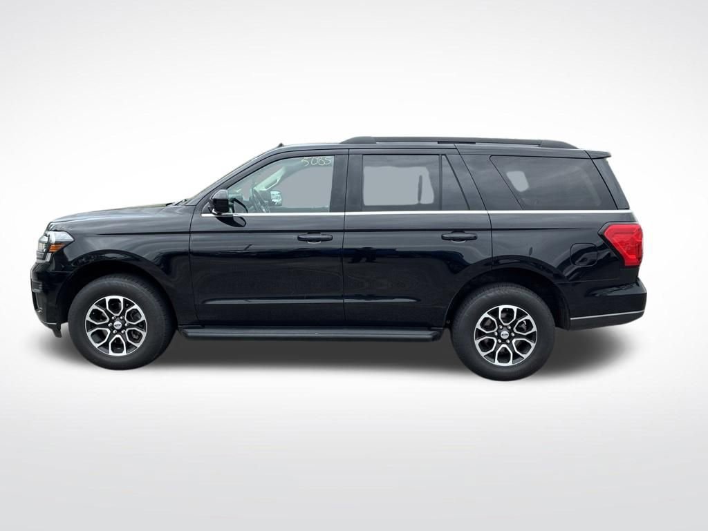 Used 2024 Ford Expedition XLT AWD/4WD image 3