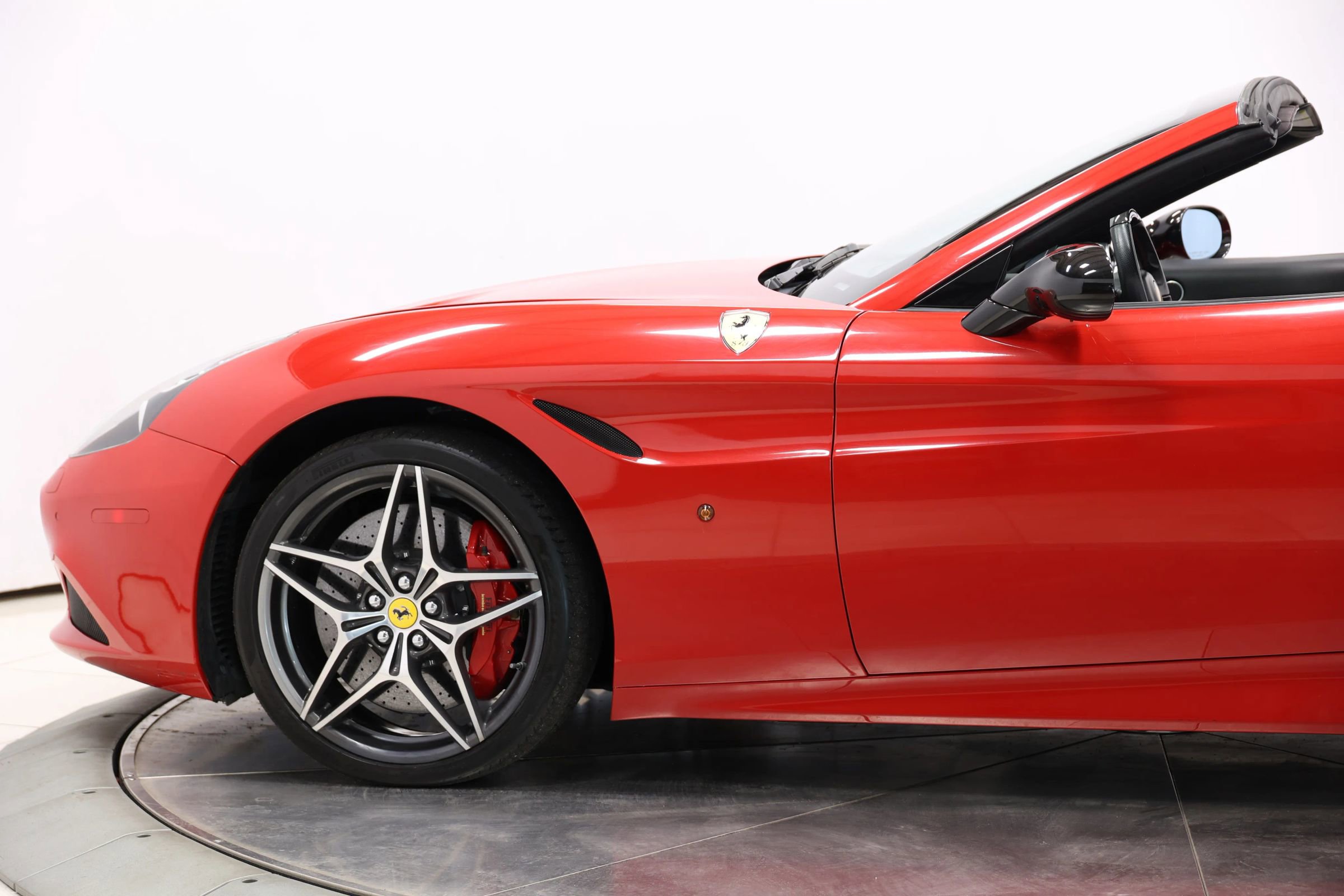 Used 2017 Ferrari California T RWD image 7