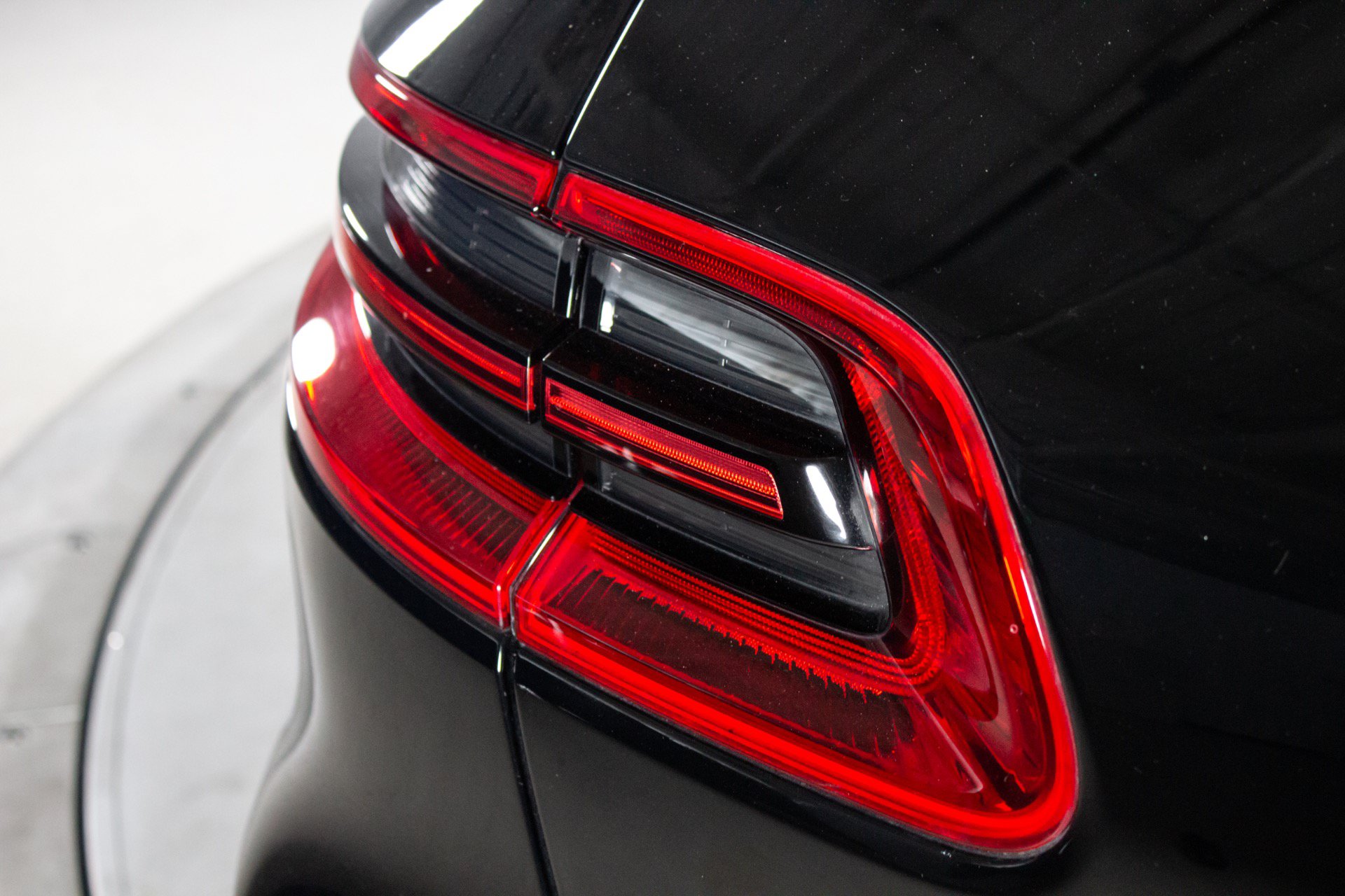 Used 2018 Porsche Macan Turbo AWD/4WD image 52