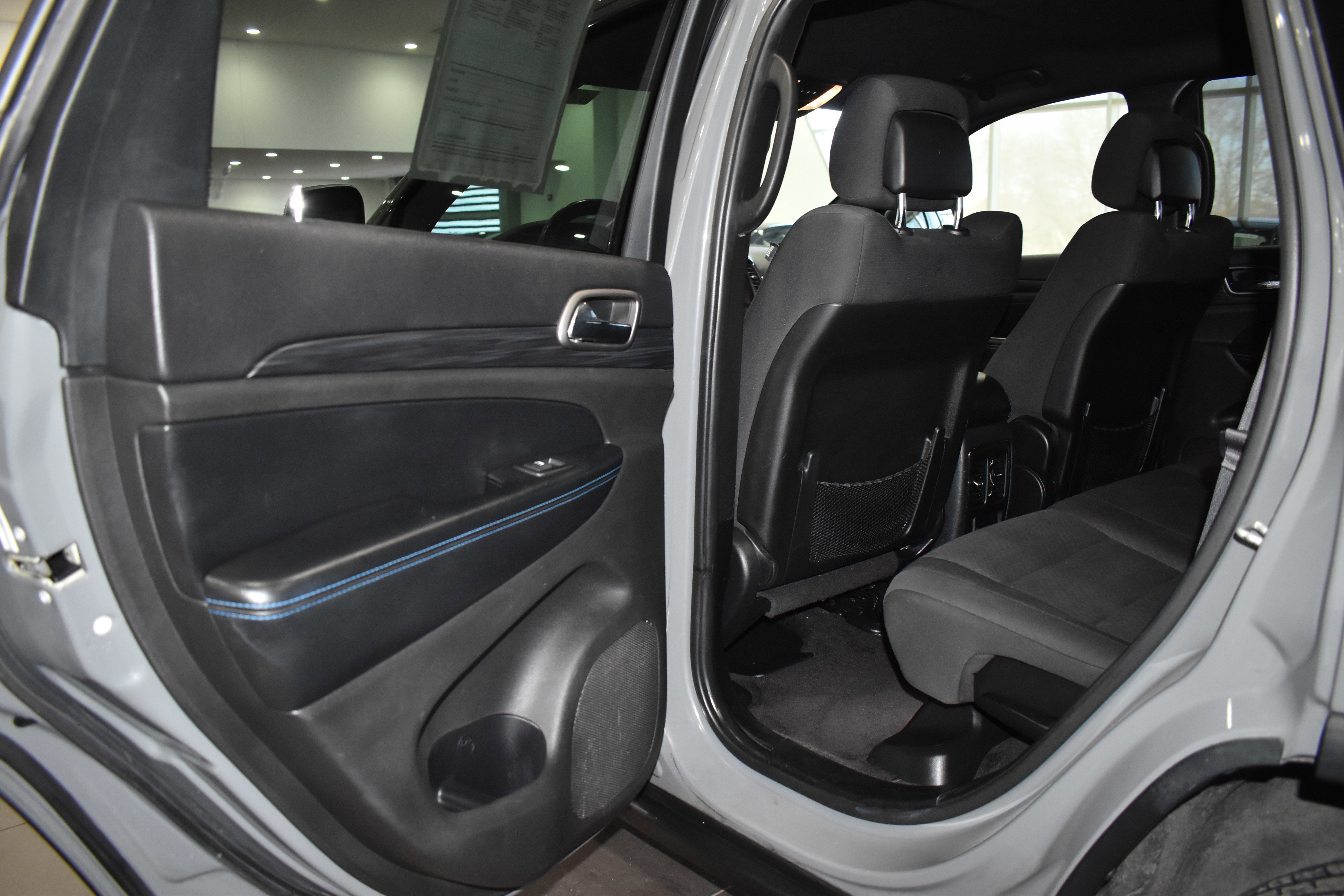 Used 2019 Jeep Grand Cherokee Laredo AWD/4WD image 32
