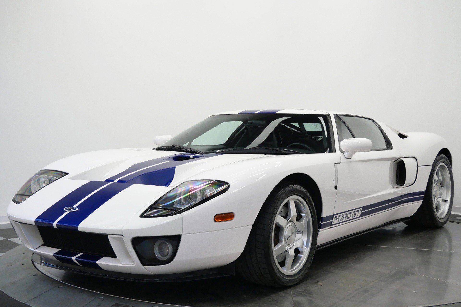 Used 2005 Ford GT RWD image 5