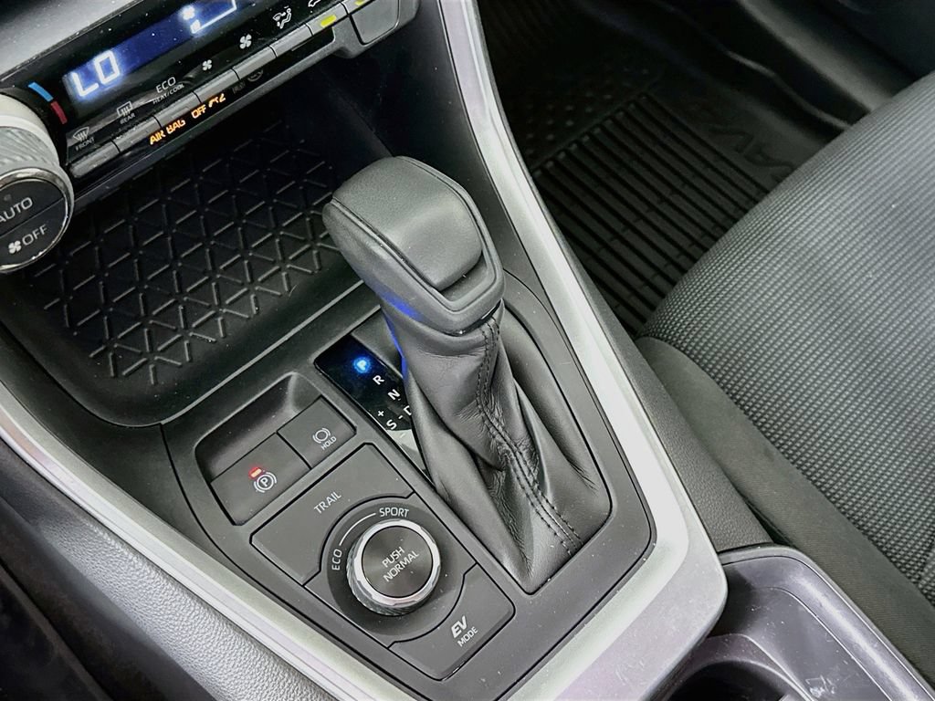 Used 2022 Toyota RAV4 LE AWD/4WD image 18