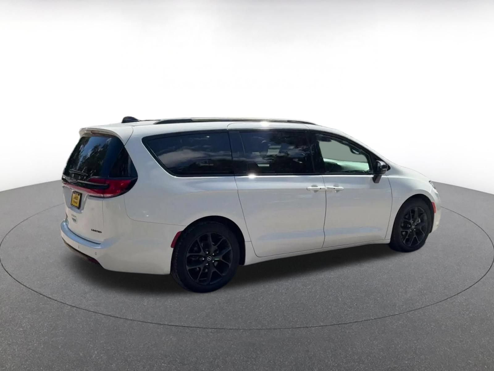 Used 2025 Chrysler Pacifica Limited FWD image 14