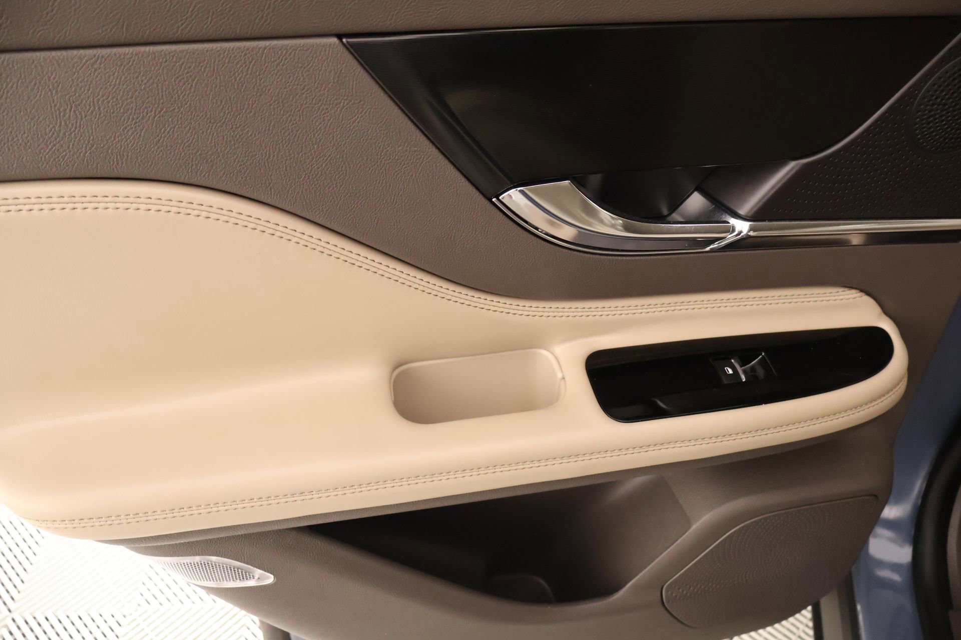 Used 2023 Lincoln Corsair FWD image 16