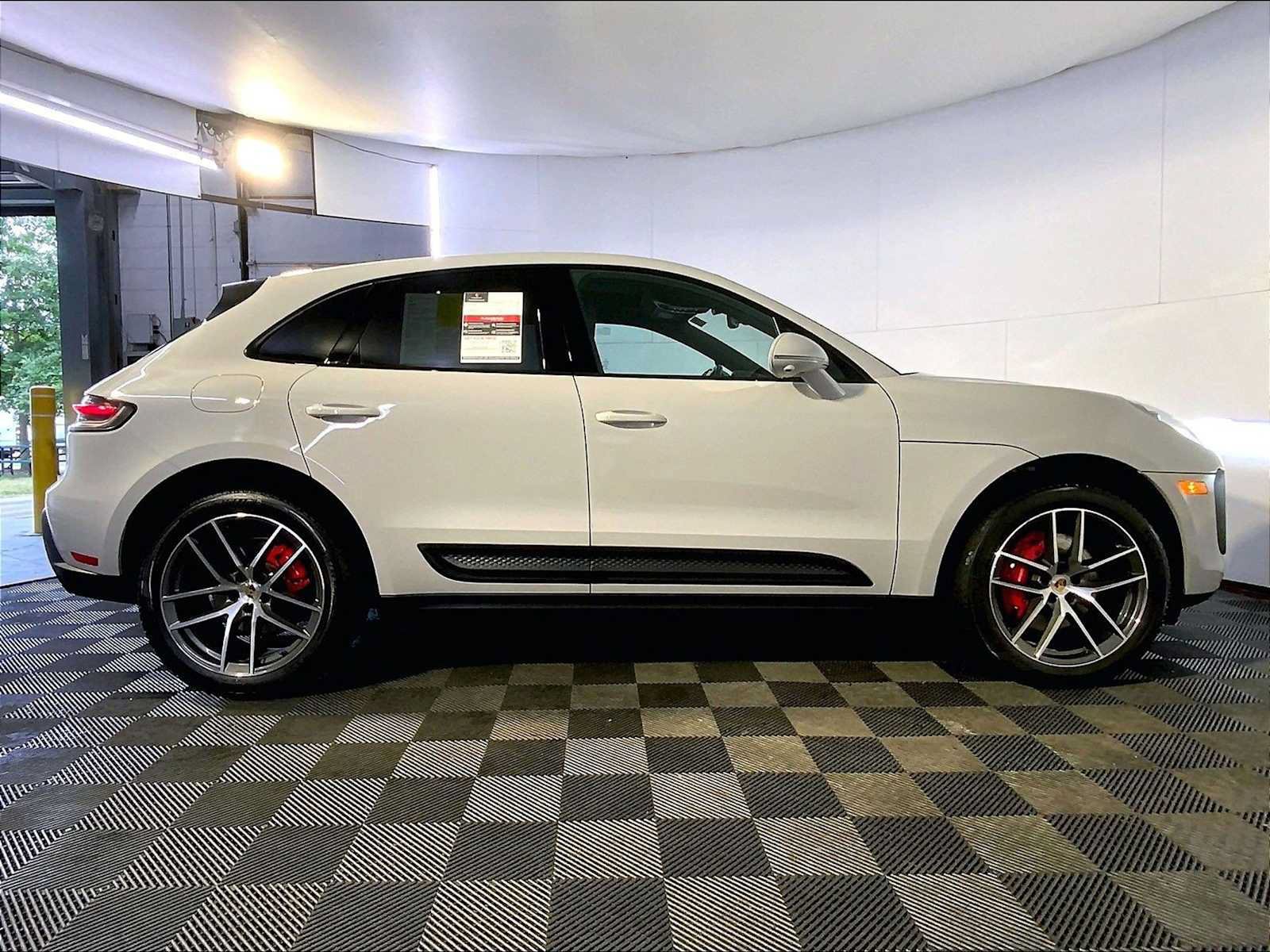 Certified 2024 Porsche Macan S AWD/4WD image 8