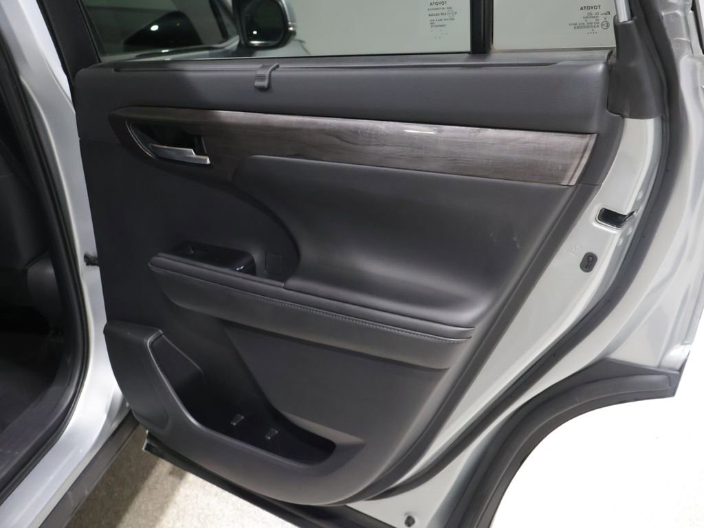 Used 2020 Toyota Highlander Platinum image 24