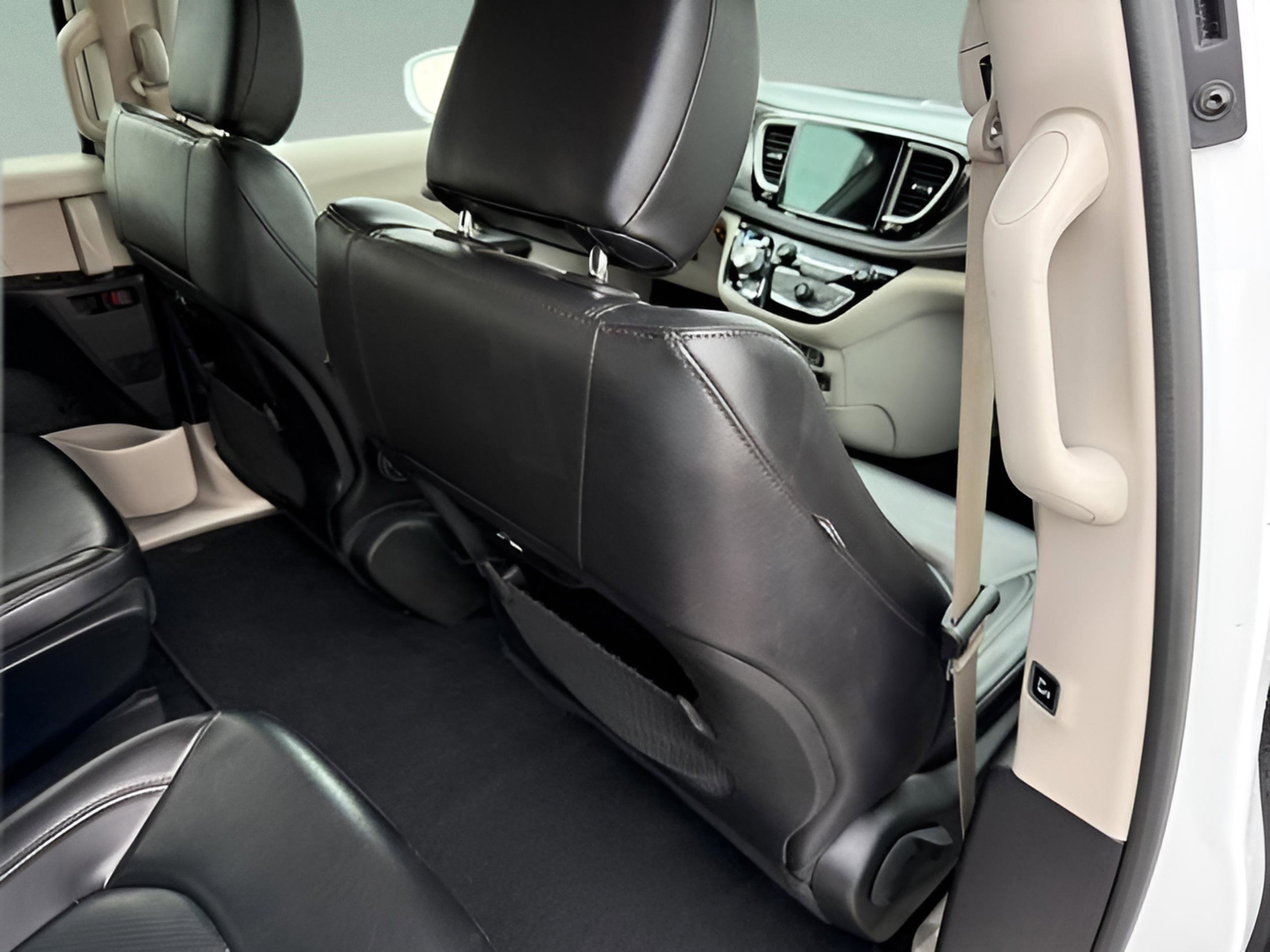 Used 2022 Chrysler Pacifica Touring-L FWD image 12