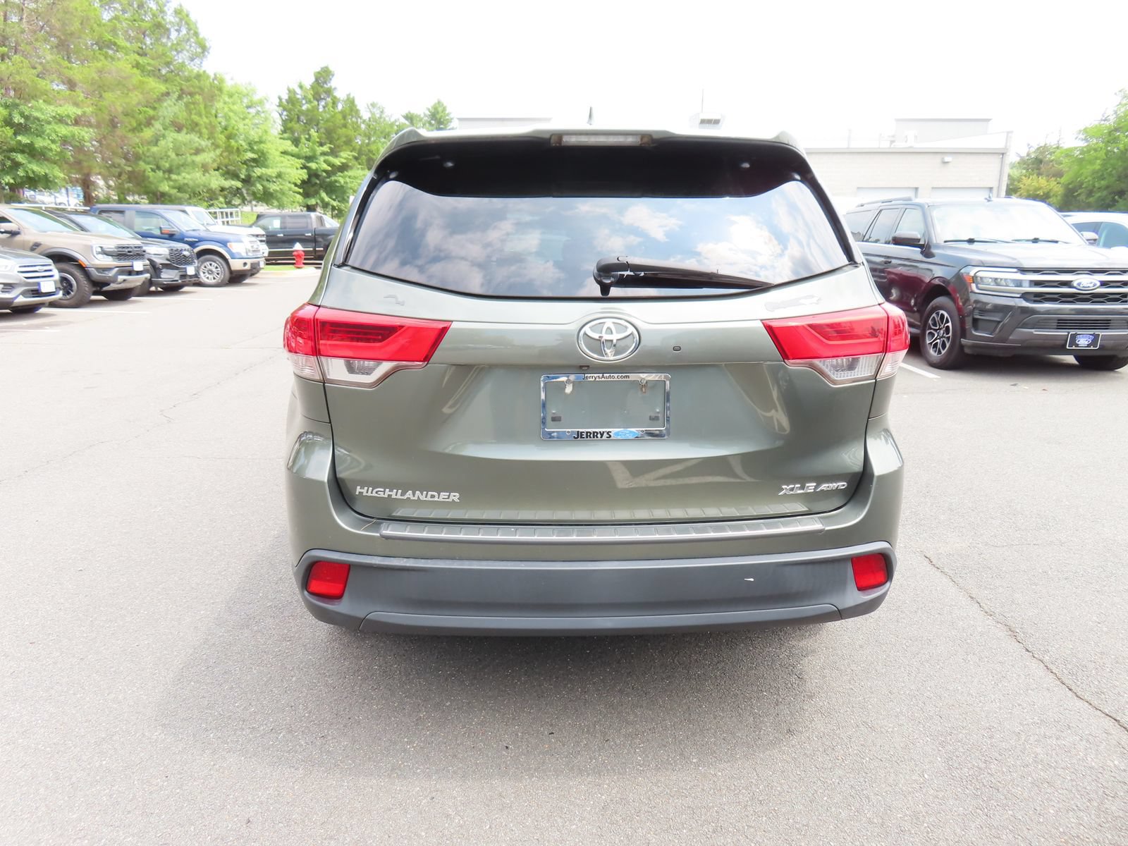 Used 2018 Toyota Highlander XLE w/ Carpet Mat Package (TMS) AWD/4WD image 6
