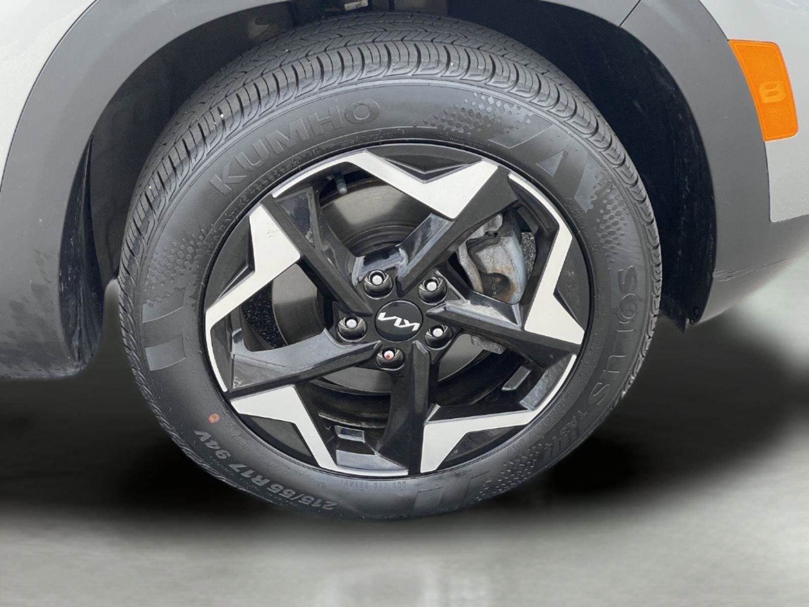 Used 2024 Kia Seltos EX image 32