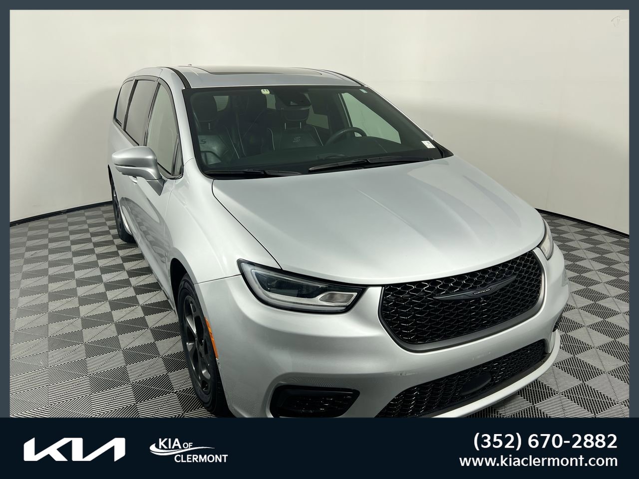 Used 2022 Chrysler Pacifica Limited w/ Uconnect Theater Family Group FWD image 1