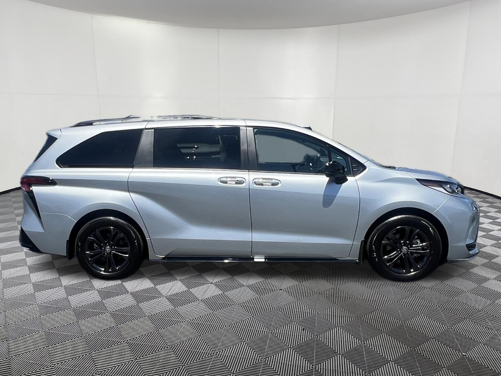 Used 2025 Toyota Sienna XSE AWD/4WD image 7