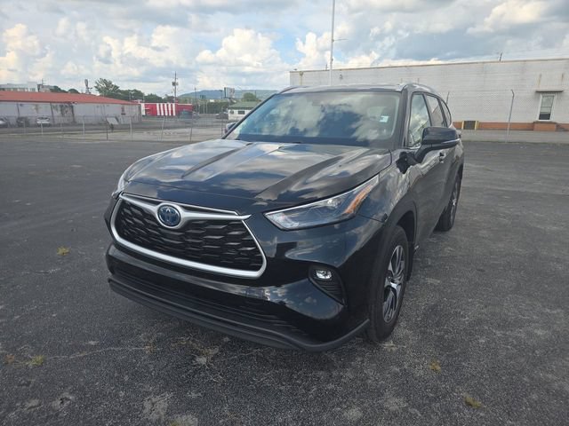 Used 2024 Toyota Highlander XLE AWD/4WD image 1
