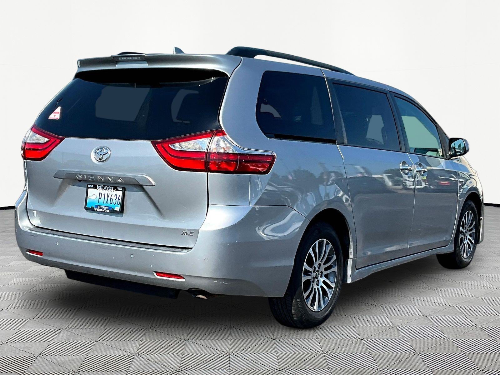 Used 2018 Toyota Sienna XLE Premium FWD image 6