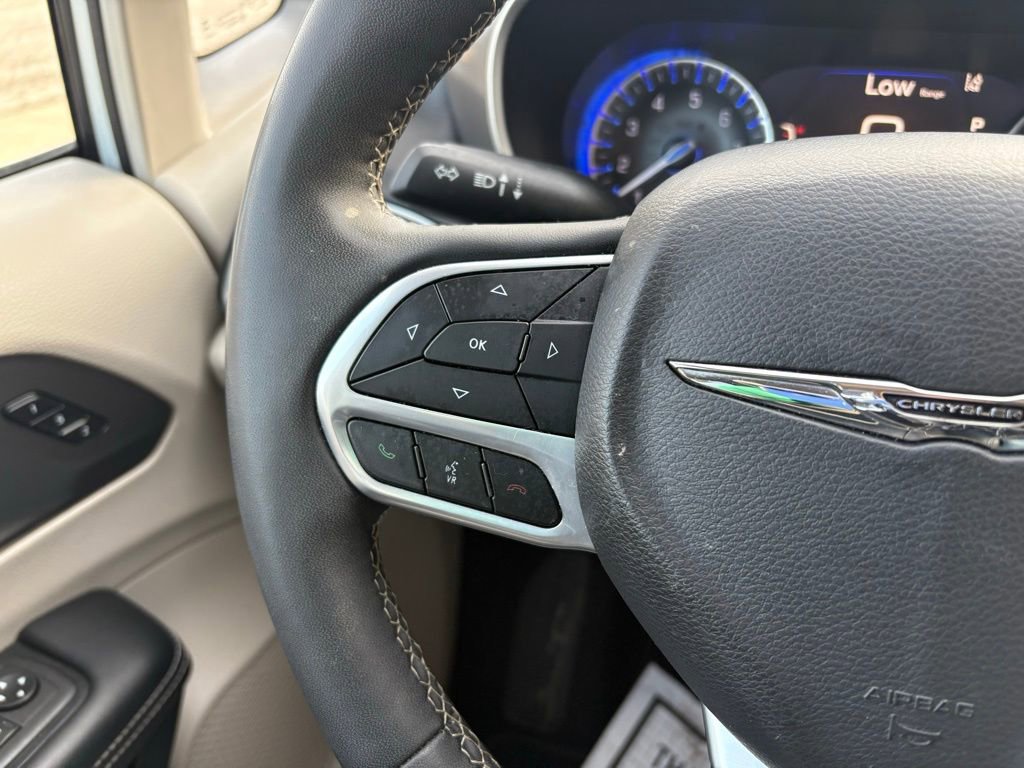 Used 2023 Chrysler Pacifica Touring-L image 26