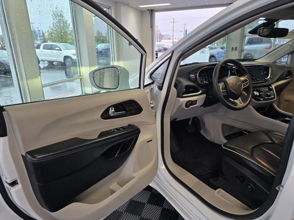 Used 2022 Chrysler Pacifica Limited image 19